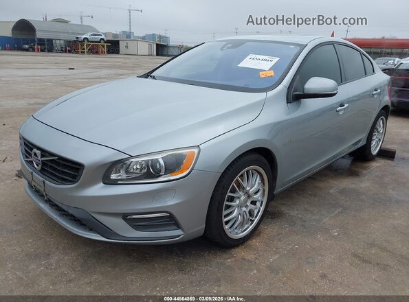 YV126MFL2J2455142 2018 VOLVO S60 Серебряный Передняя левая четверть
