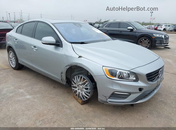 YV126MFL2J2455142 2018 VOLVO S60 Серебряный Передняя правая четверть