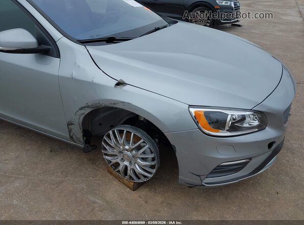 YV126MFL2J2455142 2018 VOLVO S60 Серебряный Вид спереди