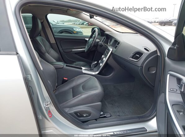 YV126MFL2J2455142 2018 VOLVO S60 Серебряный Вид салона спереди