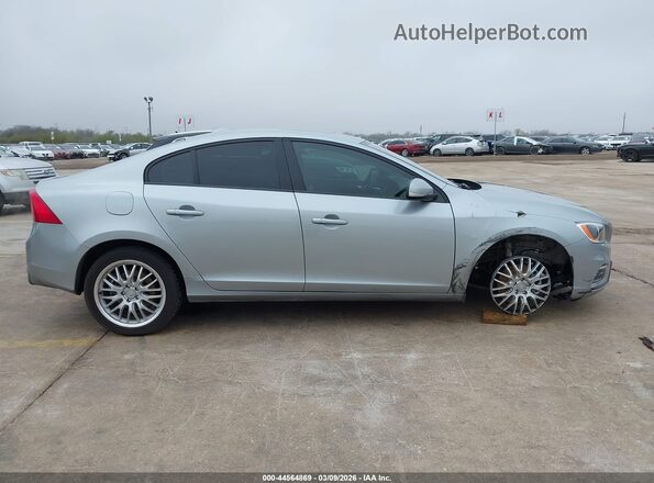 YV126MFL2J2455142 2018 VOLVO S60 Серебряный Вид задней части салона