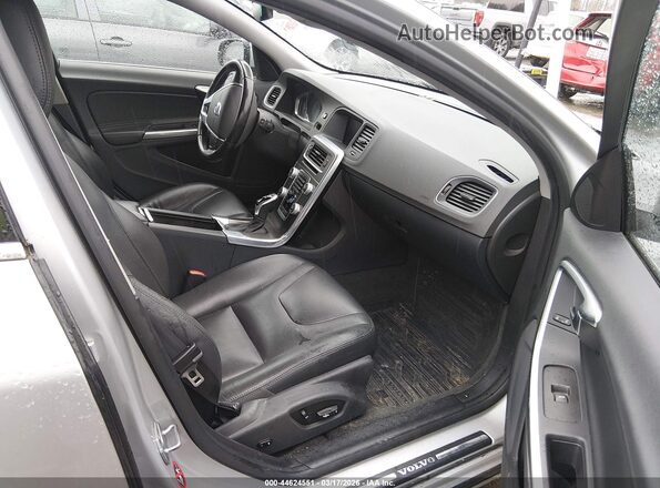 YV140MEKXG1290426 2016 VOLVO V60 Серебряный Вид салона спереди