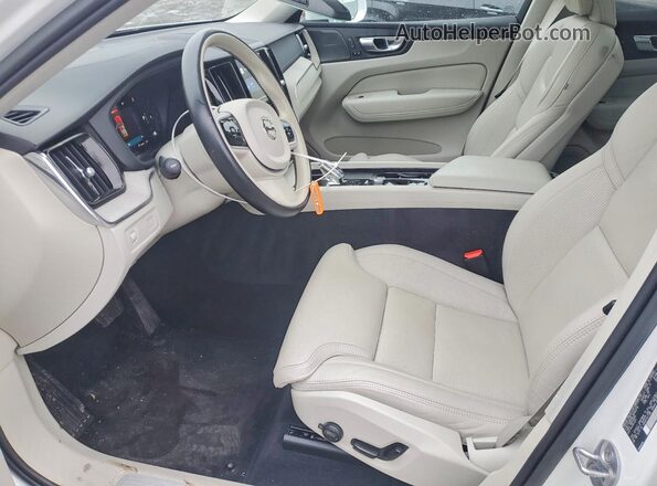 YV4062RL3N1083736 2022 VOLVO XC60 White Widok wnętrza z przodu