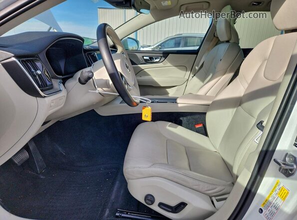 YV4102WK0M1077960 2021 VOLVO V60 White Вид салону спереду