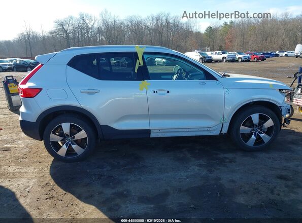 YV4162UK7M2583085 2021 VOLVO XC40 White Widok wnętrza z tyłu