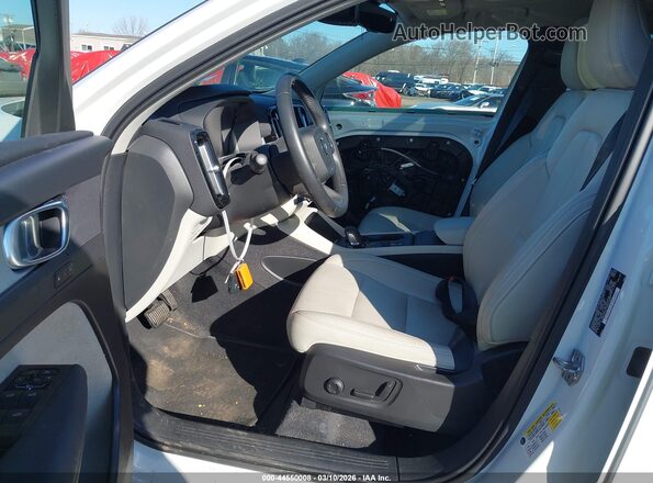 YV4162UK7M2583085 2021 VOLVO XC40 White Widok wnętrza z przodu