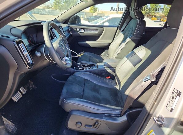 YV4162UM2K2110113 2019 VOLVO XC40 Серебряный Вид салона спереди