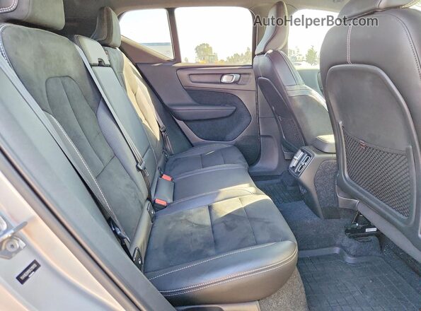 YV4162UM2K2110113 2019 VOLVO XC40 Серебряный Вид задней части салона