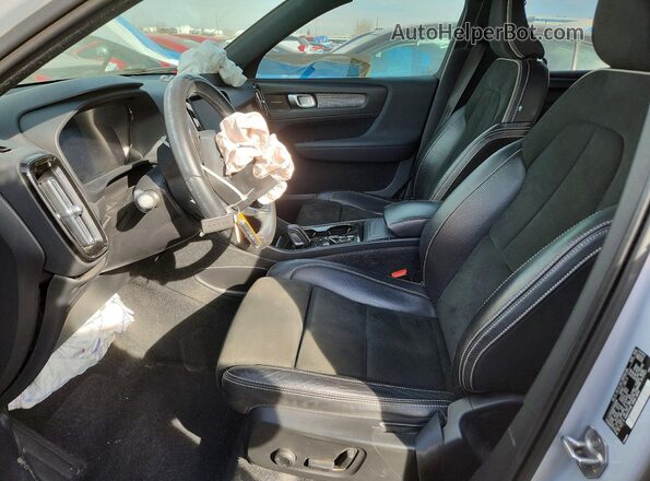 YV4162UM2M2460389 2021 VOLVO XC40 Gray Front interior view