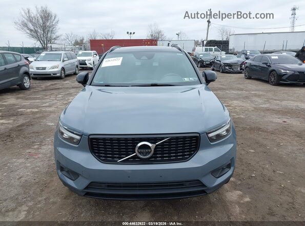 YV4162UM4N2648977 2022 VOLVO XC40 Серый Вид панели приборов