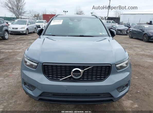 YV4162UM4N2648977 2022 VOLVO XC40 Серый Вид спереди