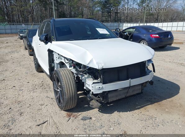 YV4162UM6N2752581 2022 VOLVO XC40 Белый Вид спереди