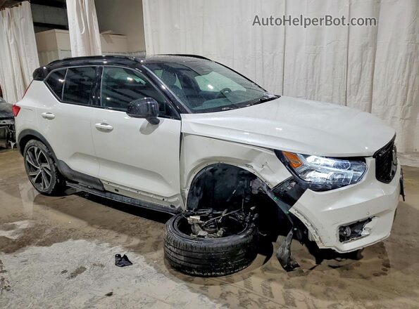 YV4162UM7N2742982 2022 VOLVO XC40 Белый Передняя правая четверть