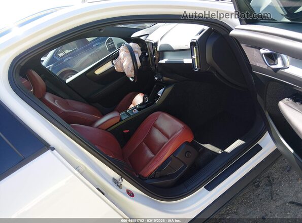 YV4162XZ9K2012588 2019 VOLVO XC40 Белый Вид салона спереди