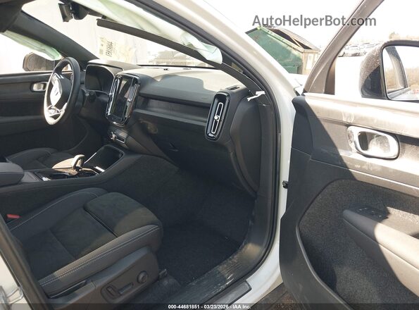 YV4ED3GL4P2064288 2023 VOLVO C40 RECHARGE PURE ELECTRIC White წინა სალონის ხედი