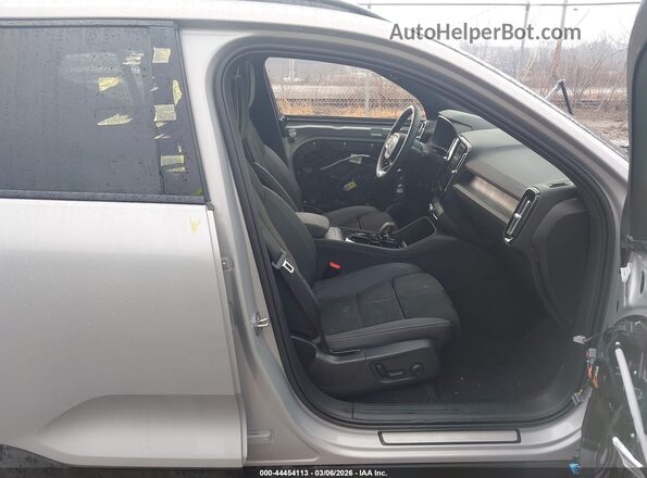 YV4ED3UL5P2036357 2023 VOLVO XC40 RECHARGE PURE ELECTRIC Silver Widok wnętrza z przodu