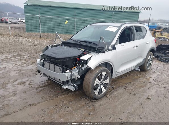 YV4ED3UL5P2036357 2023 VOLVO XC40 RECHARGE PURE ELECTRIC Silver Przód lewy