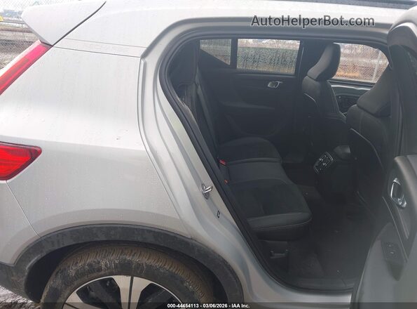 YV4ED3UL5P2036357 2023 VOLVO XC40 RECHARGE PURE ELECTRIC Silver Widok naklejki z numerem VIN