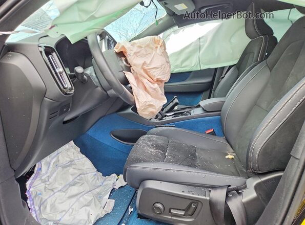 YV4ED3UL5P2107525 2023 VOLVO XC40 Черный Вид салона спереди