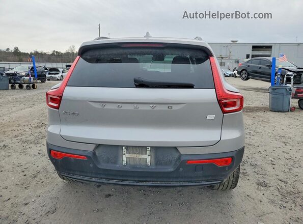 YV4ED3UM1P2087802 2023 VOLVO XC40 Серебряный Вид сзади
