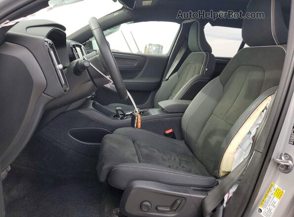 YV4ED3UM1P2087802 2023 VOLVO XC40 Серебряный Вид салона спереди