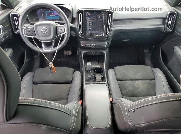 YV4ED3UM1P2087802 2023 VOLVO XC40 Серебряный Вид панели приборов