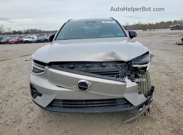 YV4ED3UM1P2087802 2023 VOLVO XC40 Серебряный Вид спереди