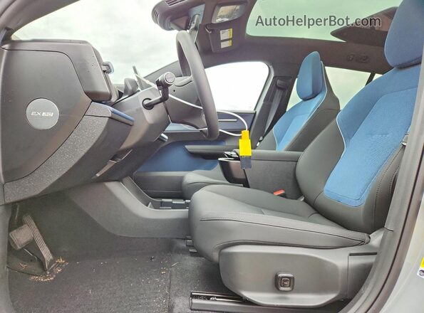 YV4EK3ZL6S2604834 2025 VOLVO EX30 Серый Вид салона спереди