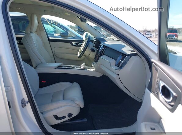 YV4L12RL4N1901681 2022 VOLVO XC60 Белый Вид салона спереди