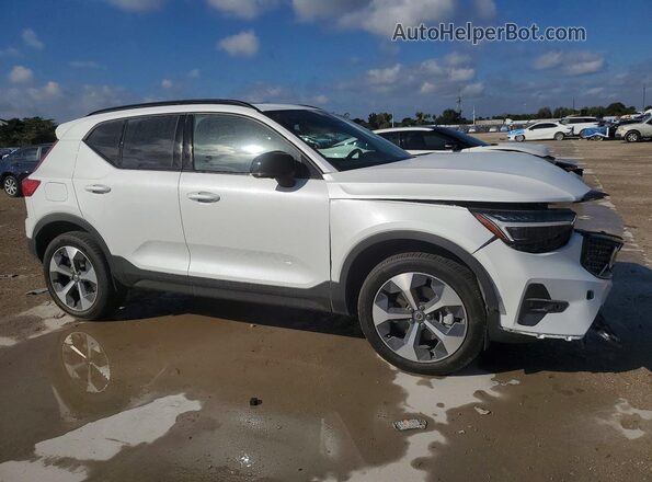 YV4L12UC0T2700326 2026 VOLVO XC40 Белый Передняя правая четверть