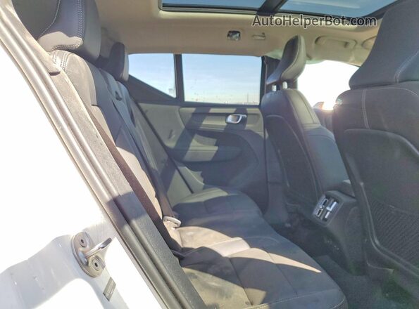 YV4L12UC3T2738309 2026 VOLVO XC40 Белый Вид задней части салона