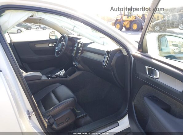YV4L12UE7S2502665 2025 VOLVO XC40 White Widok wnętrza z przodu