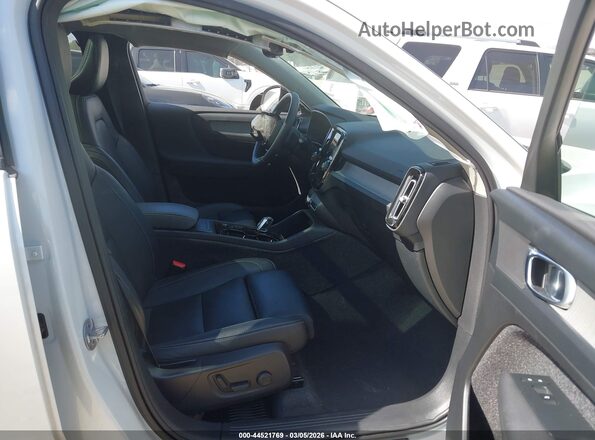 YV4L12UL5R2249659 2024 VOLVO XC40 White Widok wnętrza z przodu