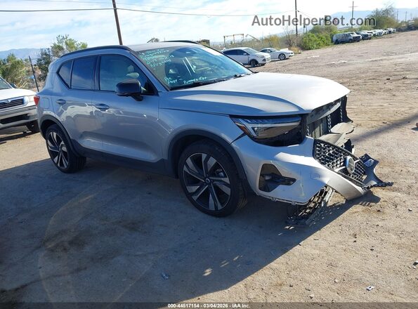 YV4L12UX5P2104377 2023 VOLVO XC40 Silver Передня права чверть