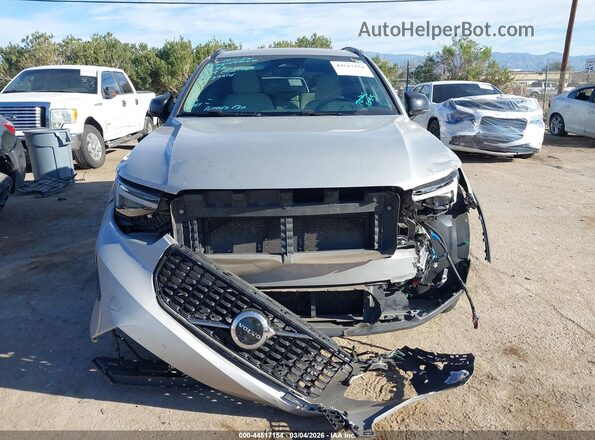YV4L12UX5P2104377 2023 VOLVO XC40 Silver Вид спереду