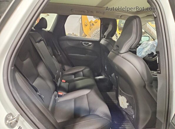 YV4M12RC0S1017267 2025 VOLVO XC60 White Widok wnętrza z tyłu