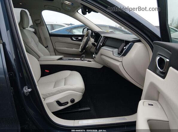 YV4M12RJ7S1016955 2025 VOLVO XC60 Синий Вид салона спереди