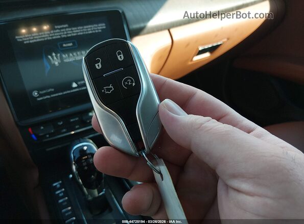 ZAM56YPL3J1281477 2018 MASERATI QUATTROPOR White Вид панелі приладів