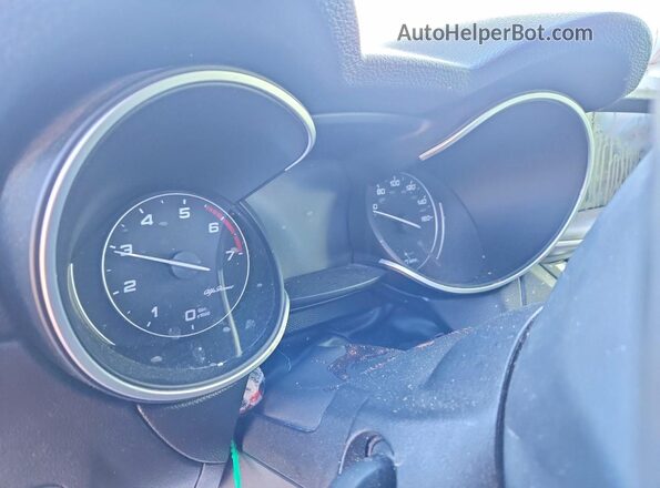 ZASFAKBN7J7B74319 2018 ALFA ROMEO STELVIO Красный Вид щитка приборов