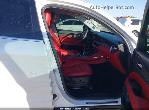 ZASFAKBN8J7C22670 2018 ALFA ROMEO STELVIO White Widok wnętrza z przodu