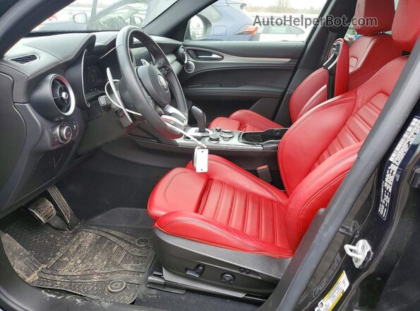 ZASPAKBN1R7D70532 2024 ALFA ROMEO STELVIO Black Widok wnętrza z przodu