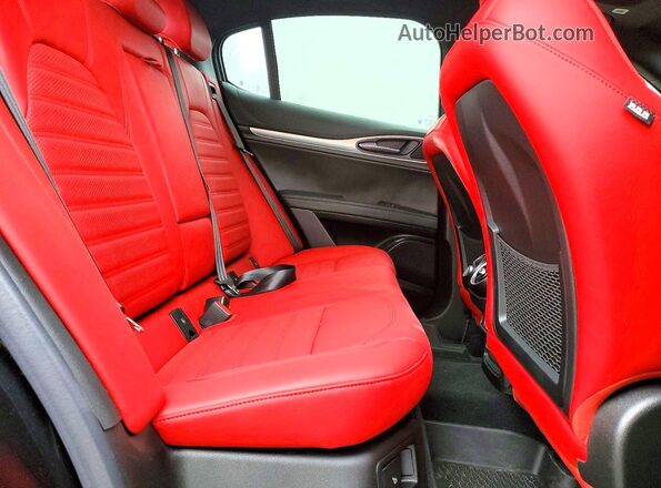 ZASPAKBN1R7D70532 2024 ALFA ROMEO STELVIO Black Widok wnętrza z tyłu
