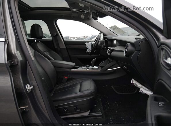 ZASPAKBN4M7D18739 2021 ALFA ROMEO STELVIO Gray Widok wnętrza z przodu