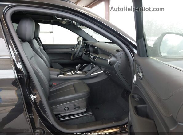 ZASPAKBN6P7D63797 2023 ALFA ROMEO STELVIO Black Widok wnętrza z przodu