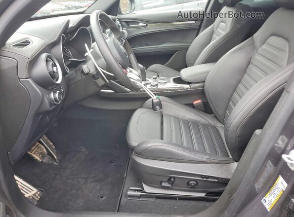ZASPAKEV8P7D67930 2023 ALFA ROMEO STELVIO Gray Widok wnętrza z przodu