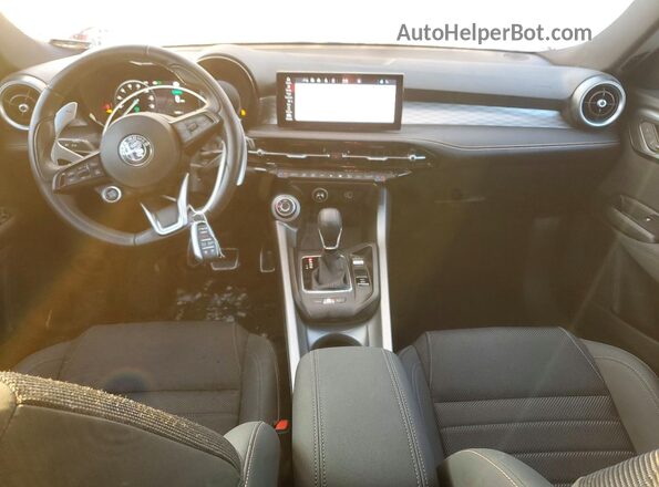 ZASPATCW6R3053394 2024 ALFA ROMEO OTHER Red Widok deski rozdzielczej