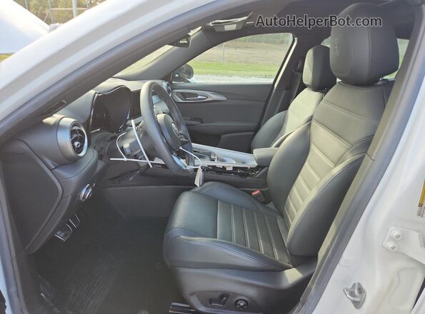 ZASPATCW9R3040249 2024 ALFA ROMEO OTHER Белый Вид салона спереди
