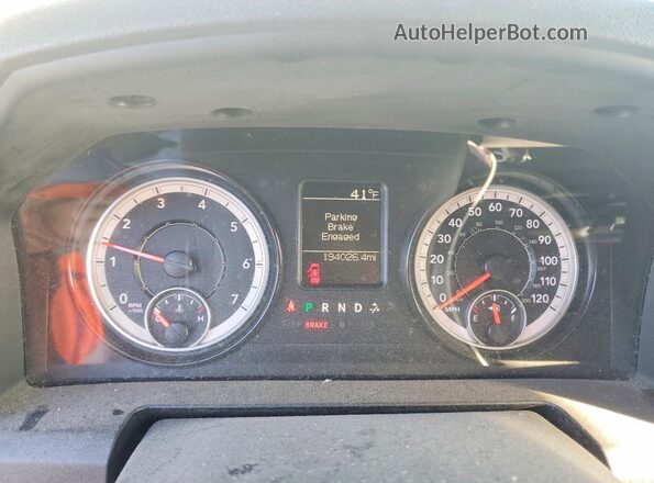 1C6RR6FG4KS678091 2019 RAM 1500 White Widok tylnych siedzeń