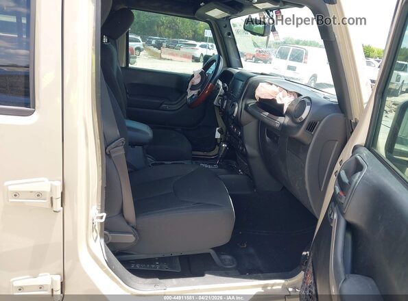 1C4BJWDG7HL692008 2017 JEEP WRANGLER UNLIMITED Beige Widok wnętrza z przodu