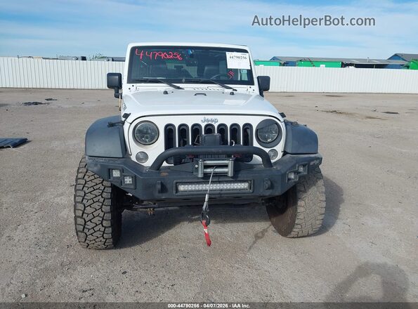 1C4BJWFG2GL137950 2016 JEEP WRANGLER UNLIMITED White Widok wnętrza z tyłu